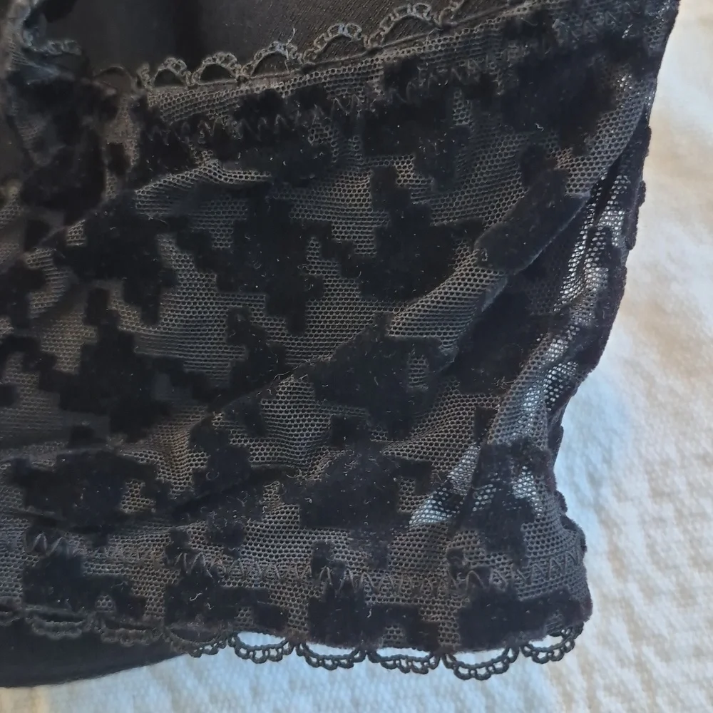 Victoria's Secret women's 32D Demi Buste black bra EUC or better - Picture 3 of 7